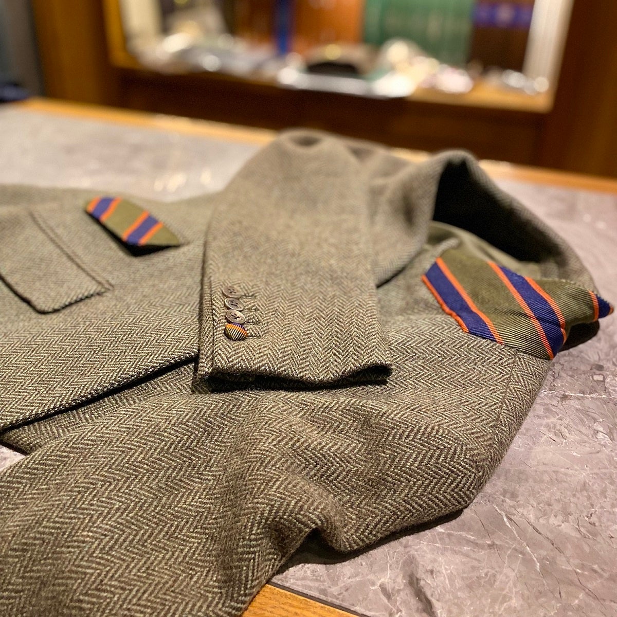 「ポール・スチュアート」製品を用いたリメイクの例。 擦り切れたネクタイをほどき、ジャケットの襟裏などにネクタイの生地をアレンジした