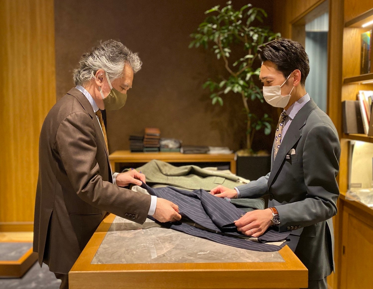 ［左］SARTO 社長 檀 正也氏 ［右］Paul Stuart 青山本店 店長 加賀谷