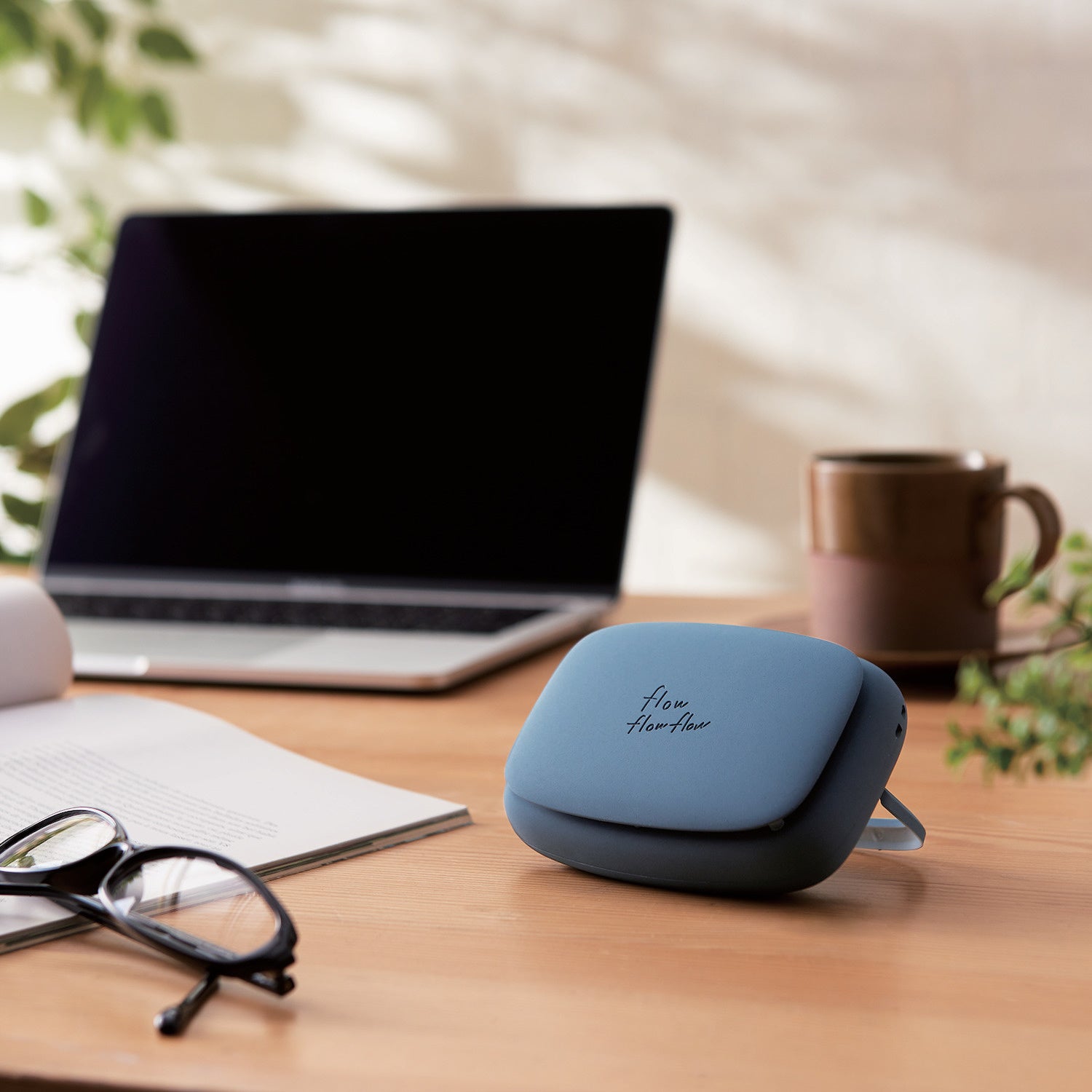 背面のスタンドを使って卓上でも使用が可能