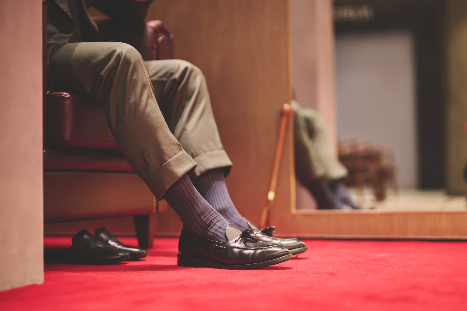 靴のフィッティング用ソファを配した 店内奥のフィッティングスペース