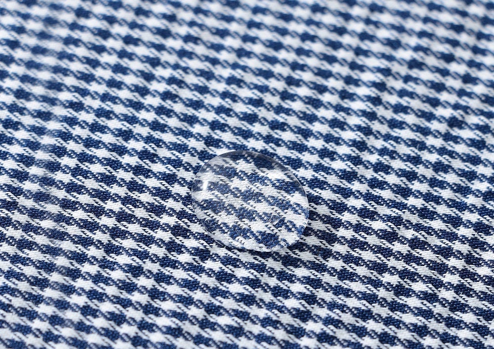 表の生地のはっ水加工に加え、特殊なはっ水糸で縫製したことで梅雨時期における快適な着用感を実現