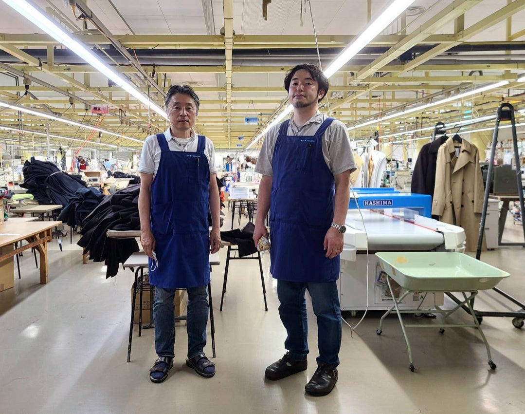 工場見学インスタライブで説明する 技術顧問 和田 秀一(左)、工場長 青木 豪(右)