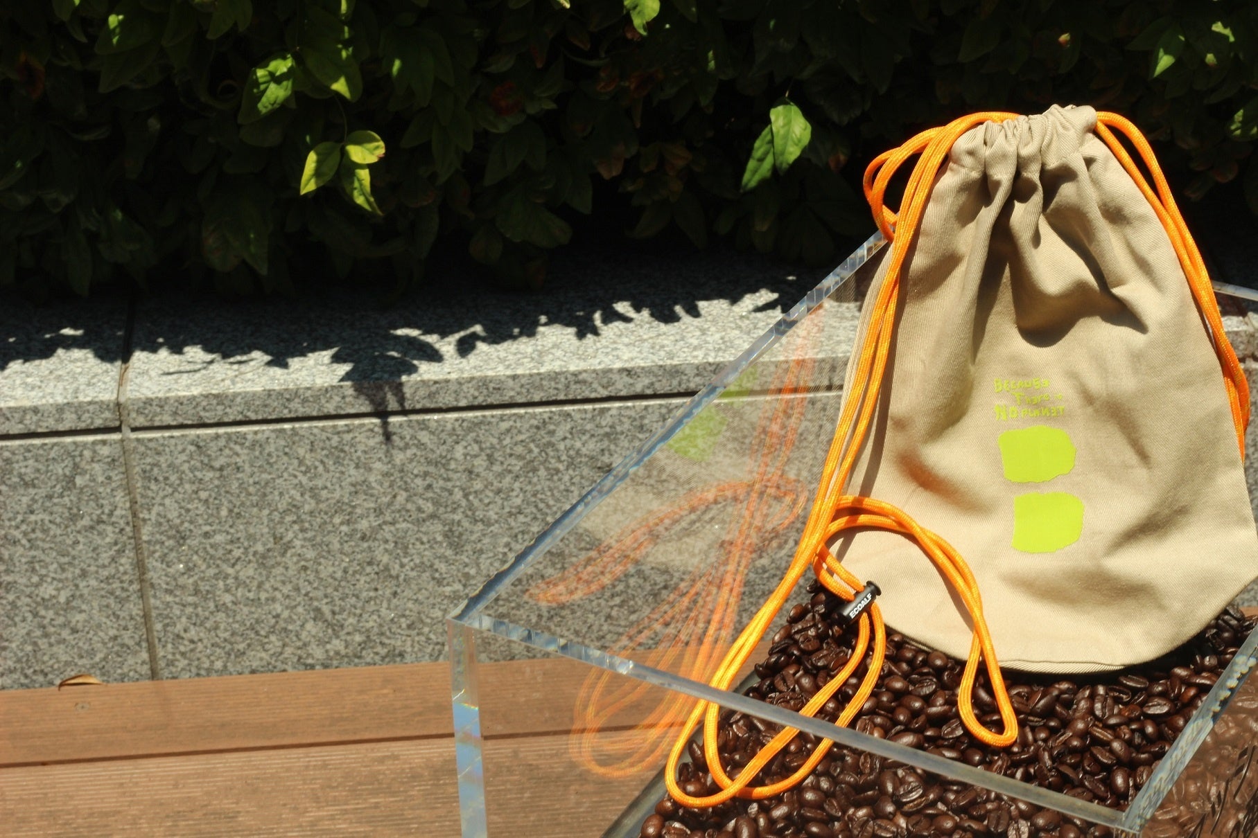 通常は廃棄されるコーヒー豆・粉を染料に使用した 「コーヒー染めアップサイクルサコッシュ」