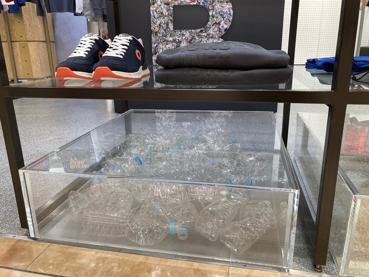 製品の原料となるペットボトルのディスプレイ