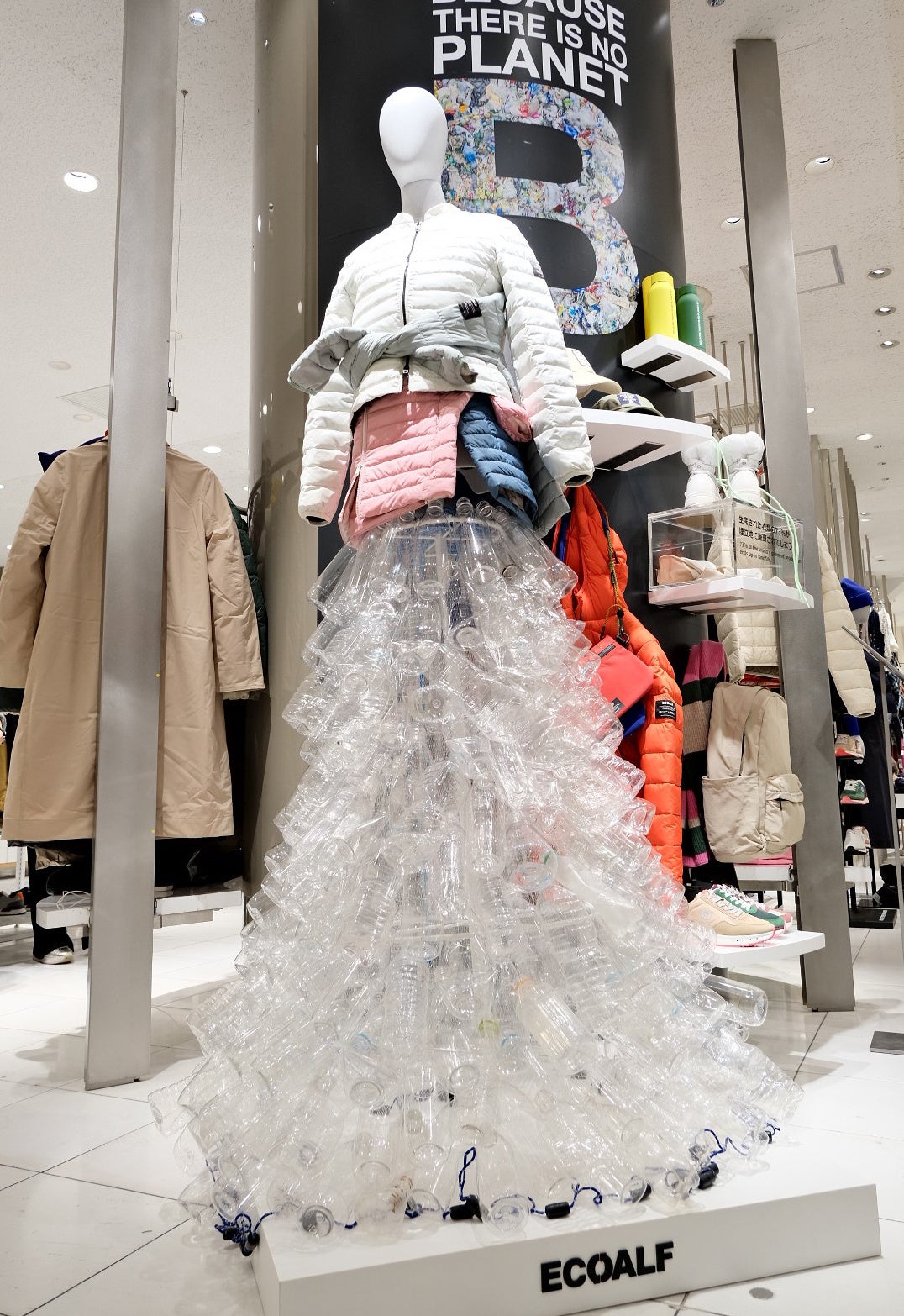 初披露の「アップサイクル・トルソー」と ペットボトルタワーによるインスタレーション