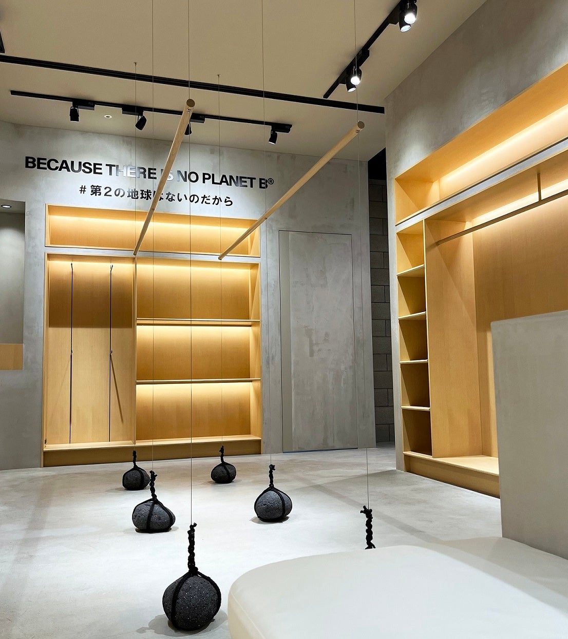 廃材などによる木材や海・山からの石を使用