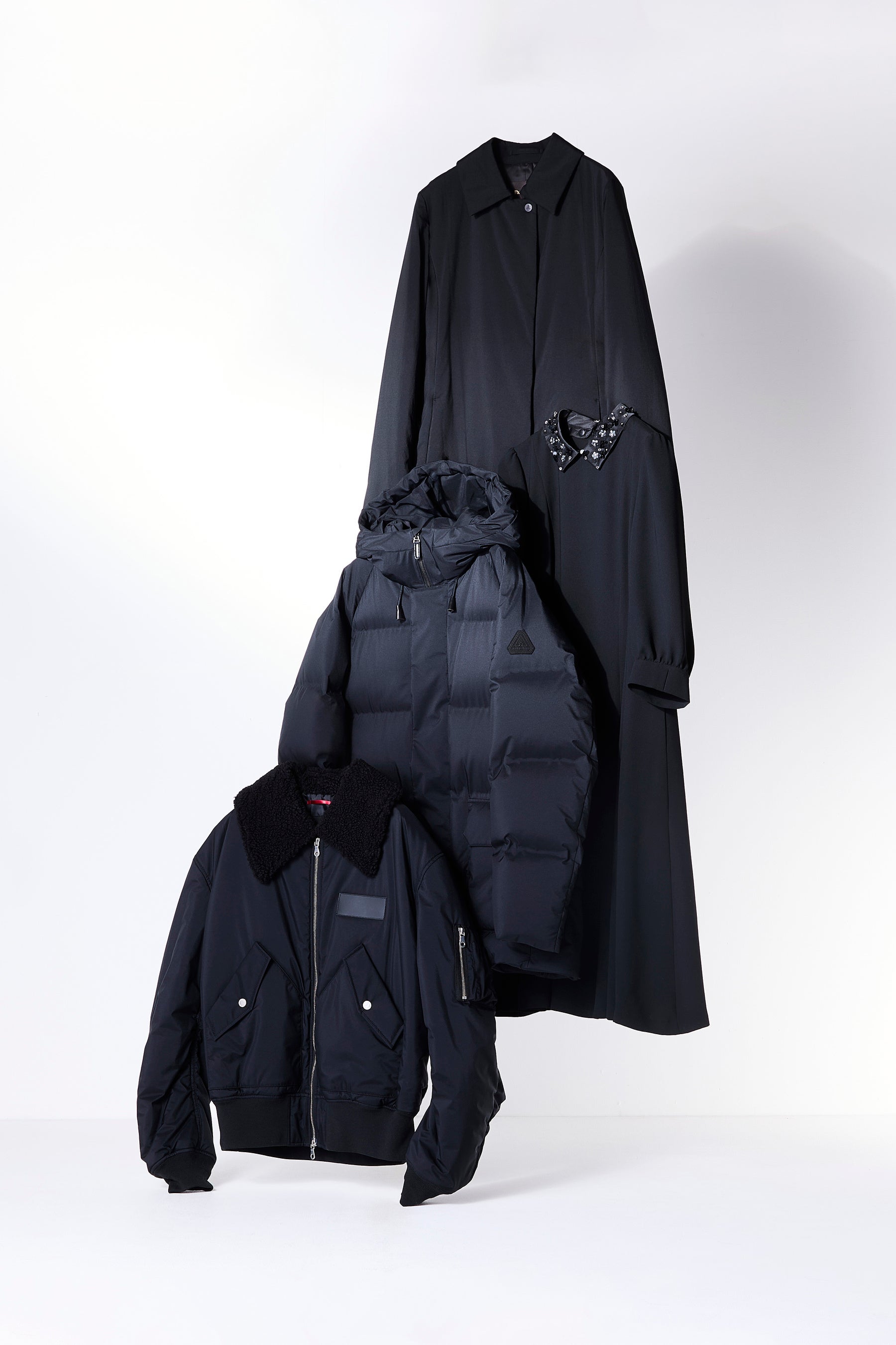 深い黒を追求した独自開発生地。「BLACK OF BLACKs」2025年秋冬の新作