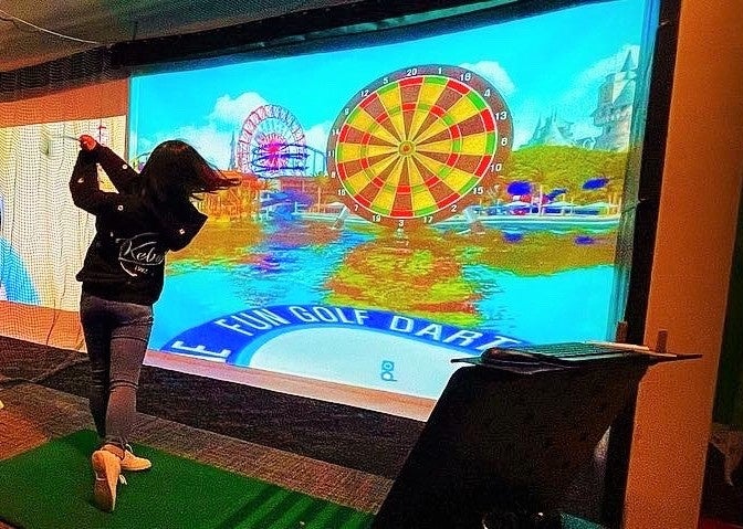 ダーツの的に向かって気持ちよくスイングしてみよう！