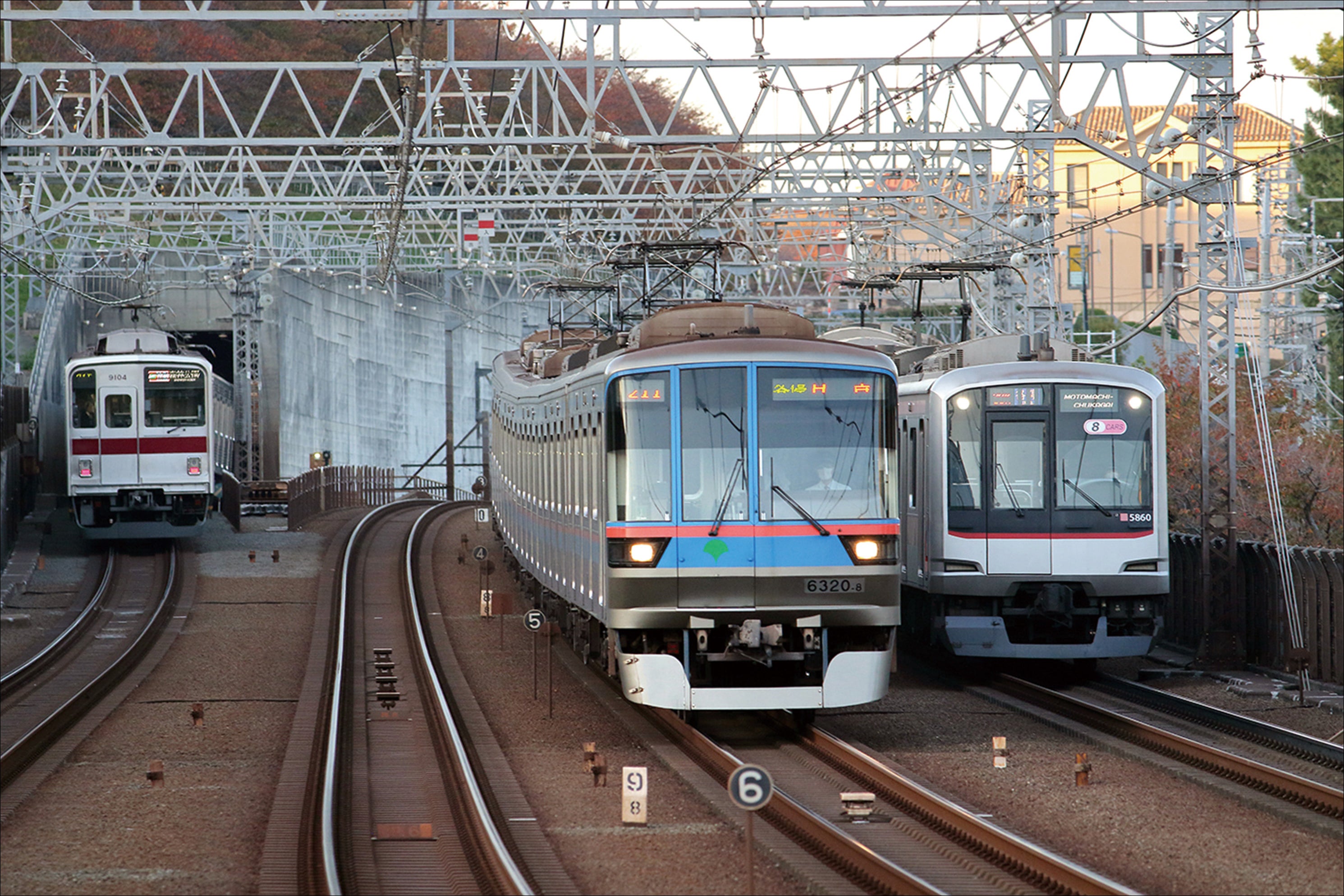 東急東横線と目黒線の並走区間にて 左から東武9000型 東京都交6300形 東急5050系