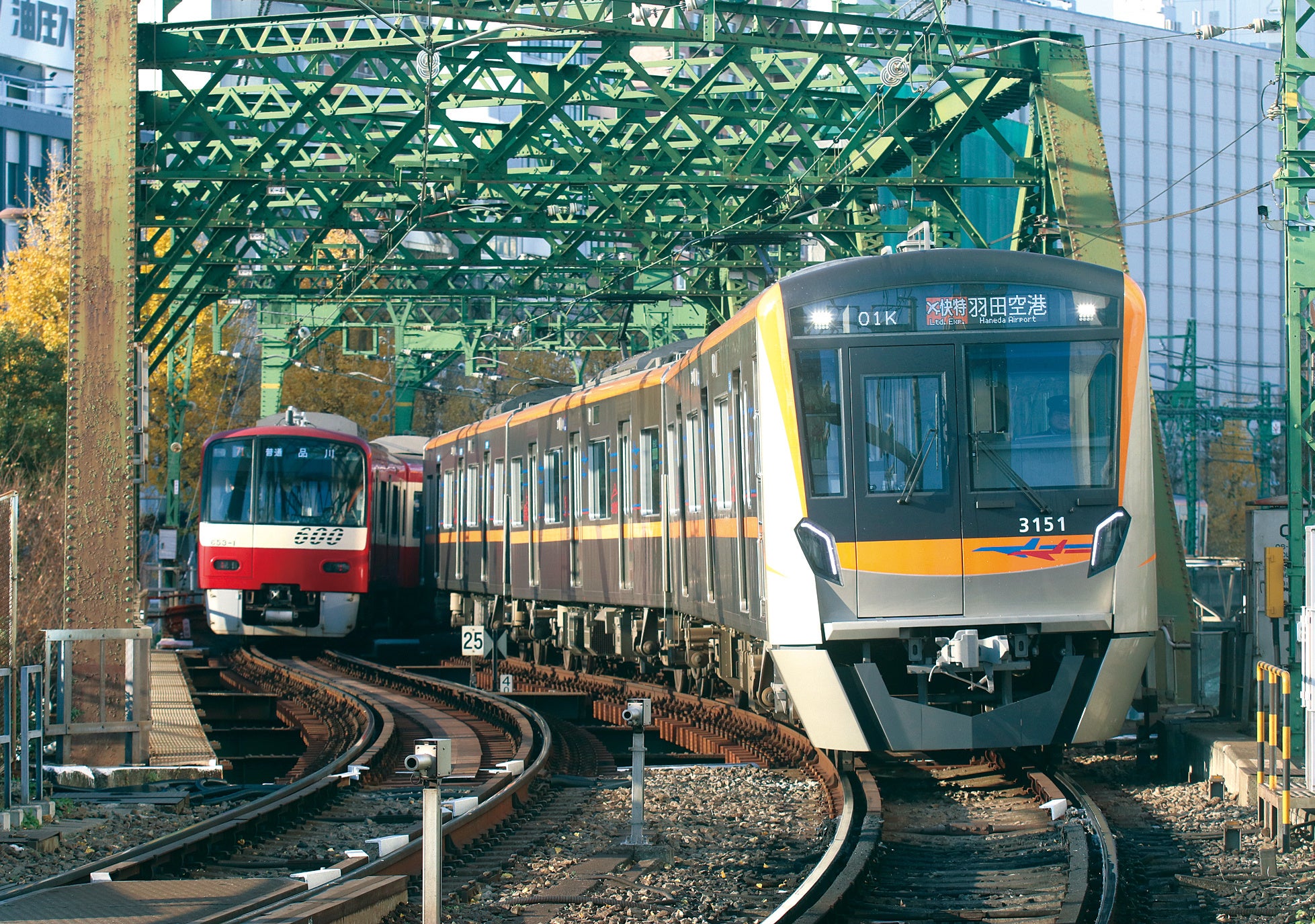 京急線を行く京急600形と京成3100形