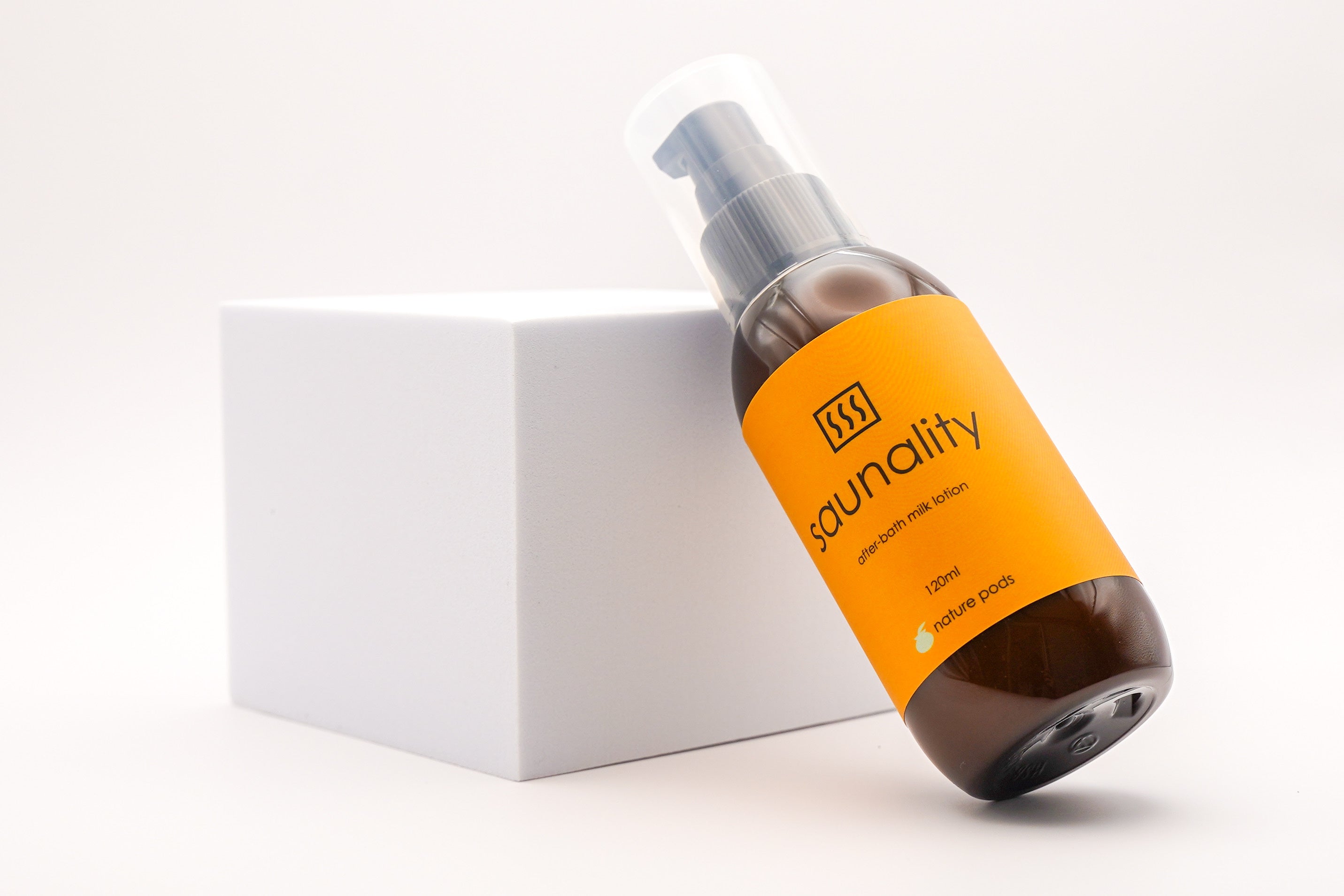 サウナの色合いを連想させるボトルデザイン