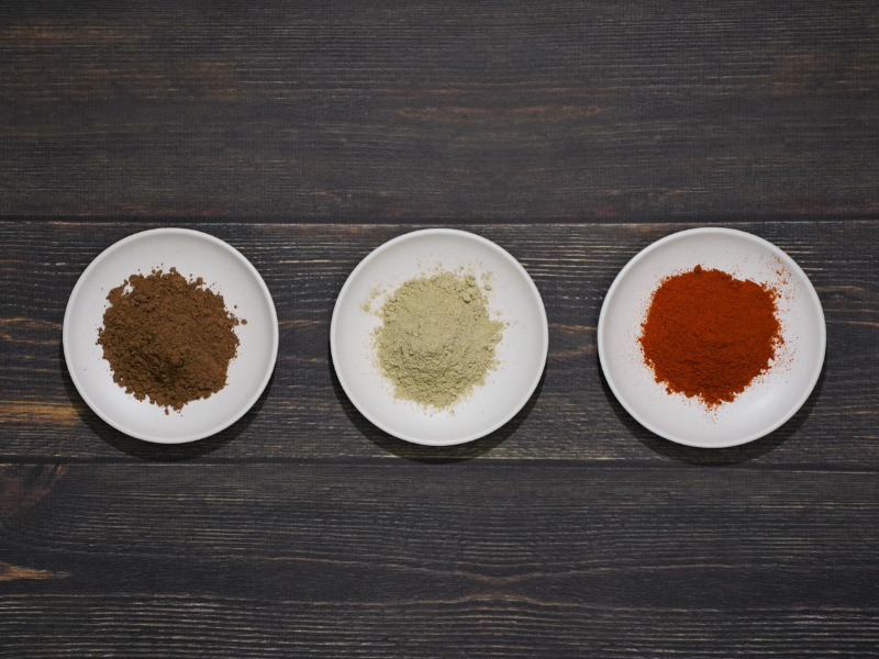 ＜エネルギッシュレッド、ヒーリングリーン、リラックスブラウンの3種展開予定＞