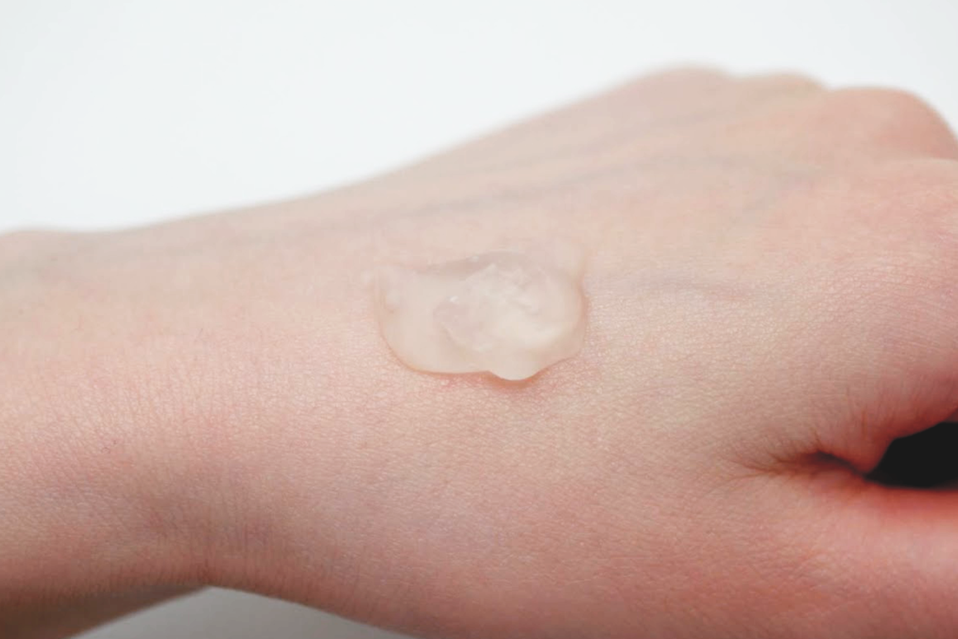 ＜マットで柔らかい質感。うるおいチャージ。＞