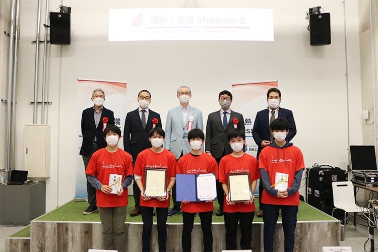 総合優勝チームの記念写真