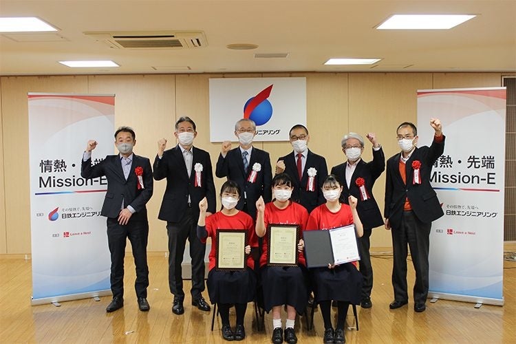 総合優勝チームの記念写真