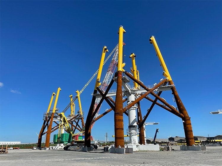 【若松工場で製作中のジャケット式基礎】