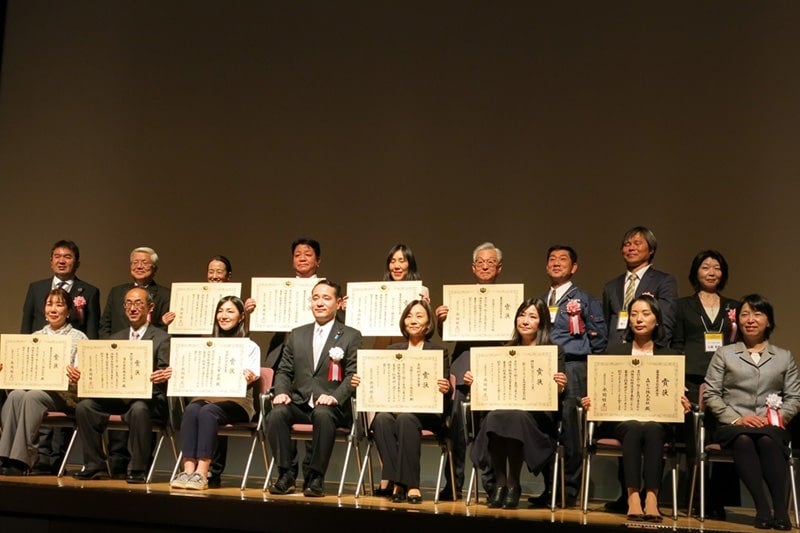優秀企業10社の集合写真
