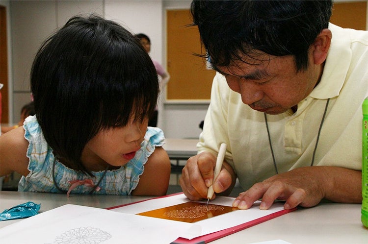 銅版彫りの様子