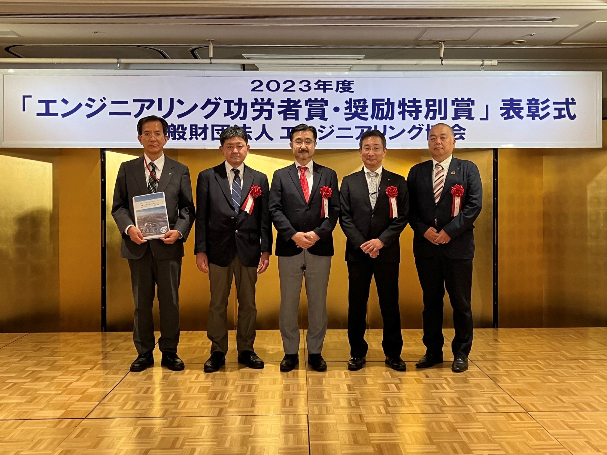 【写真左から 鹿島建設(株), 日本エアープロダクツ(株), 日鉄パイプライン＆エンジニアリング(株), 鹿島建設(株), エア・ウォーター(株)の代表者】