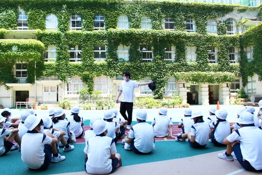 銀座と奄美の子どもたちが草木染めで交流~第28回「銀座の柳染 課外授業」を泰明小学校で開催~ 銀座と奄美の子どもたちが草木染めで交流~第28回「銀座の柳染 課外授業」を泰明小学校で開催~