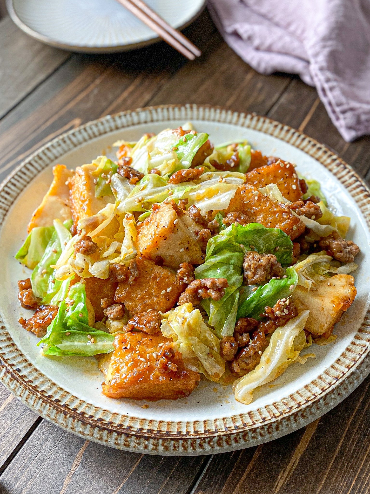 １人分の食材費68円の「厚揚げとキャベツのそぼろ炒め」。肉の値段が上がっているいま、ボリュームたっぷりで満足感の高い厚揚げは重宝します。手でちぎることで味がしみしみ。