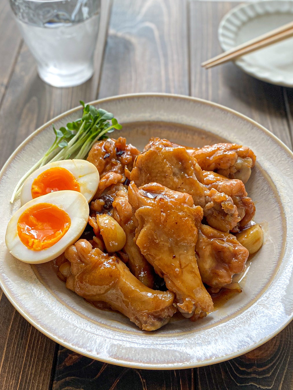 まいのごはん。家で大活躍の手羽元を存分に楽しめる「手羽元とまるごとにんにくの甘辛煮」は、1人分の食材費119円。にんにくが効いたオイスターソースがてりってり♪