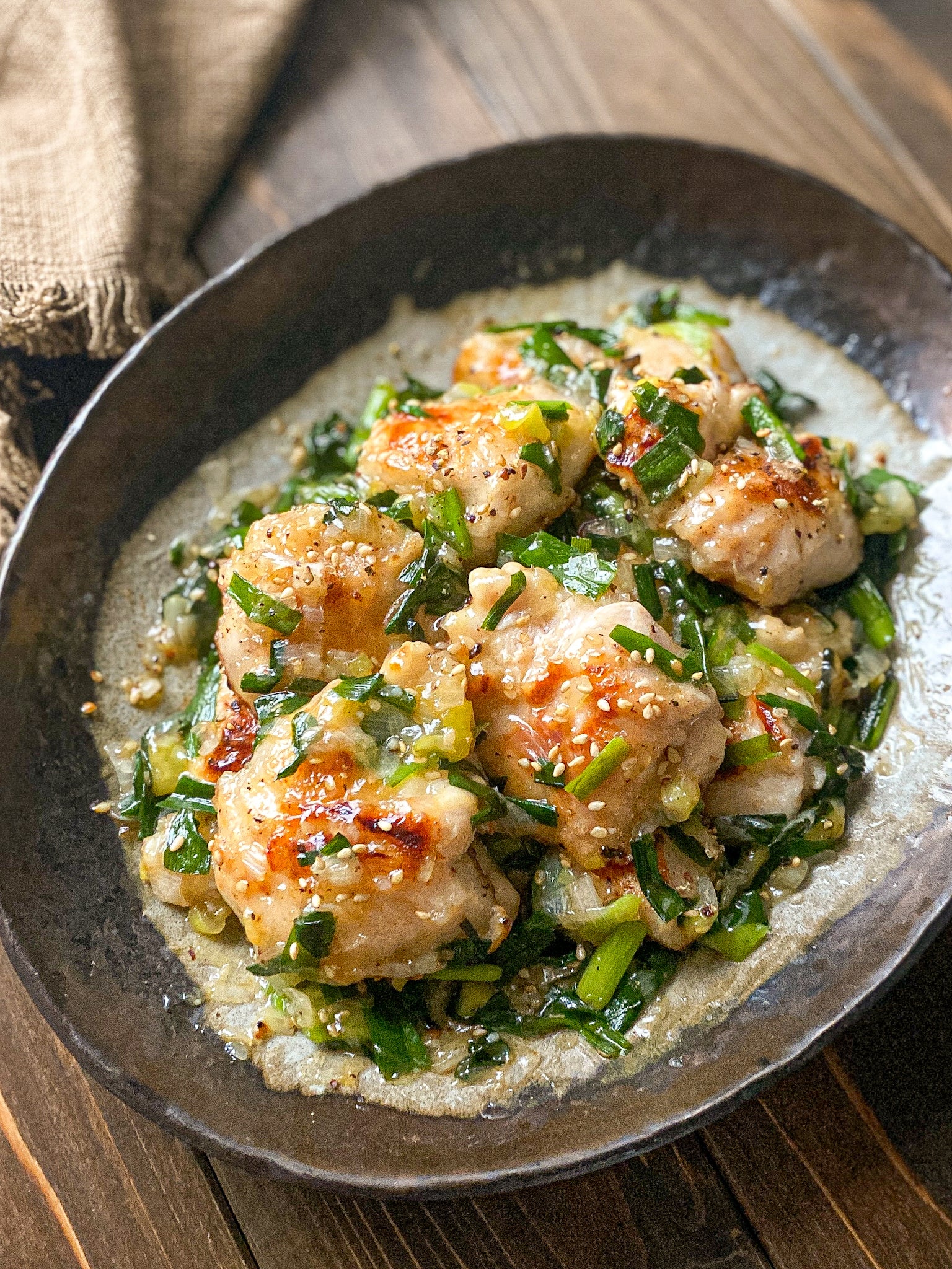 １人分の食材費97円の「鶏むね肉のニラねぎまみれ」。パサつきがちな鶏むね肉に下味をしっかりつけることでしっとりジューシーに。レモンが効いたたれは、ごはんが進みます