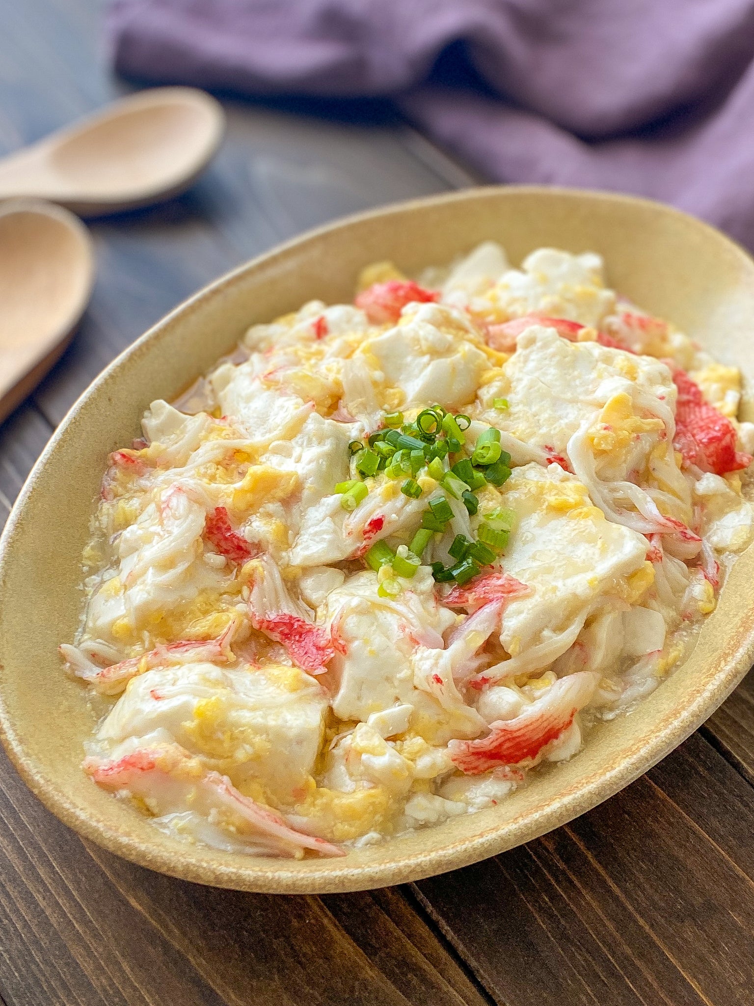 １人分の食材費42円の「豆腐と卵のカニかまあんかけ」。豆腐・カニかま・卵という節約３食材を使ったほっこりメニュー。思わず主菜⁉と思うほど食べ応え満点です。