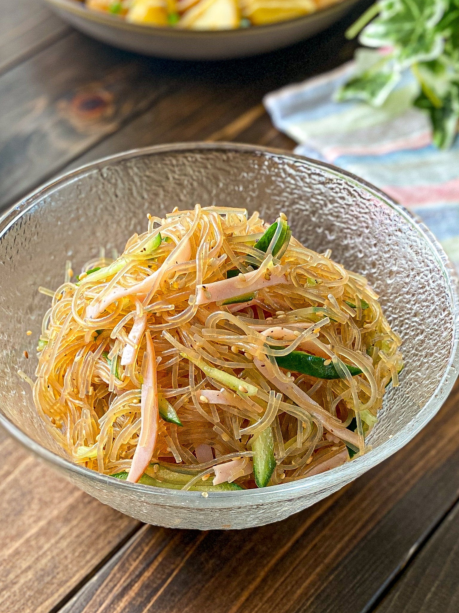 １人分の食材費29円の「中華風春雨サラダ」。節約食材・春雨はゆでずに調味料と一緒にレンチンすることで、時短もかないます。