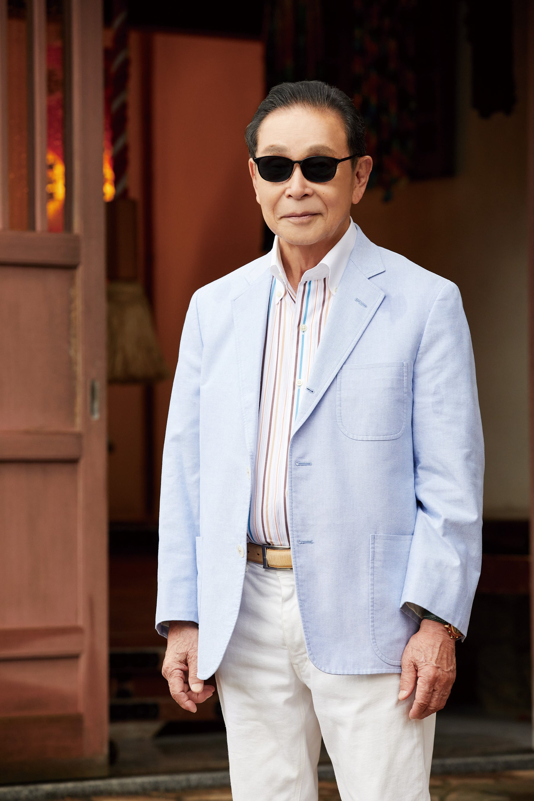 幽霊坂の祠の前のタモリさん