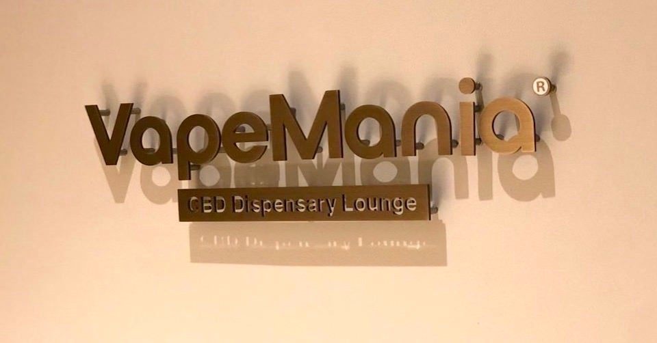 VapeMania CBD Dispensary Lounge エントランス