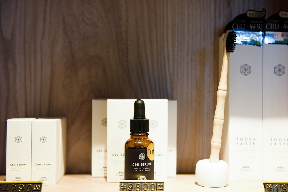 RiRiさんも愛用する女性に人気のCBDセラム