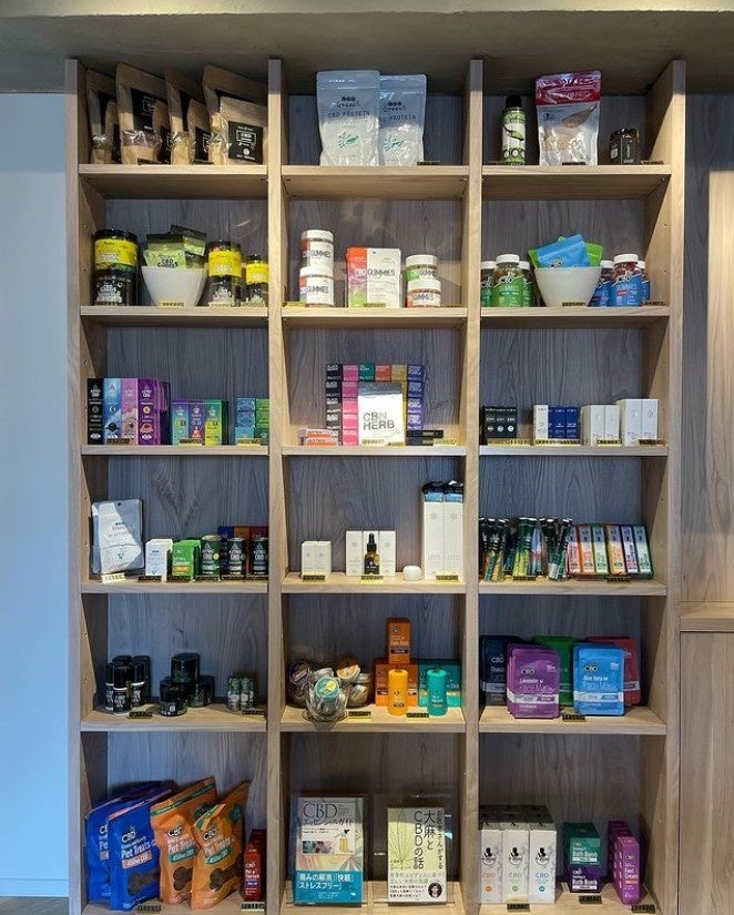 様々な商品が並び、テスターもご用意