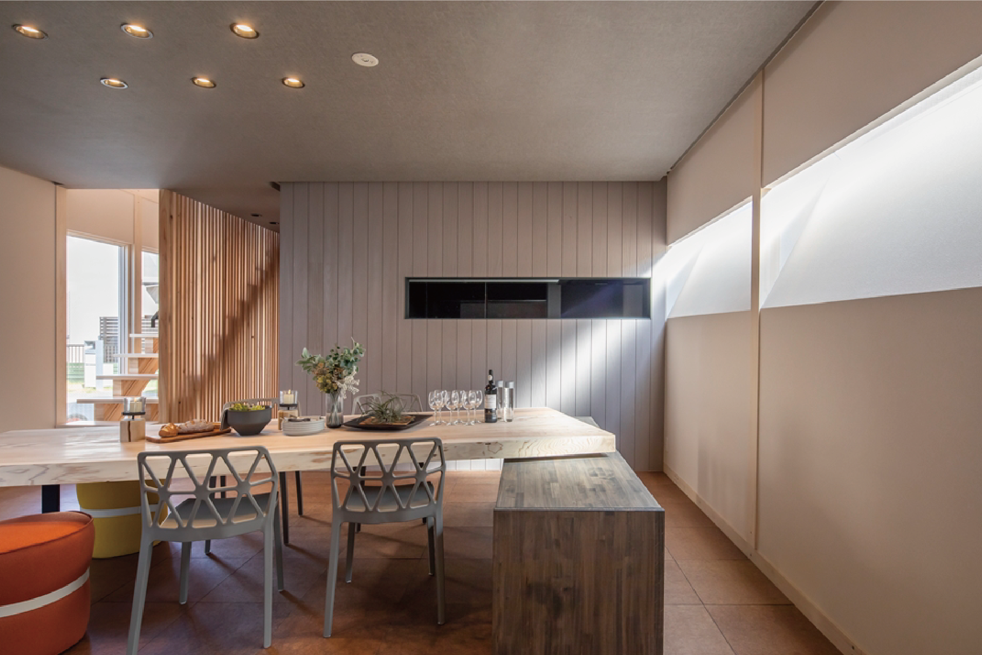 真壁づくりと木格子が映えるリビングダイニング