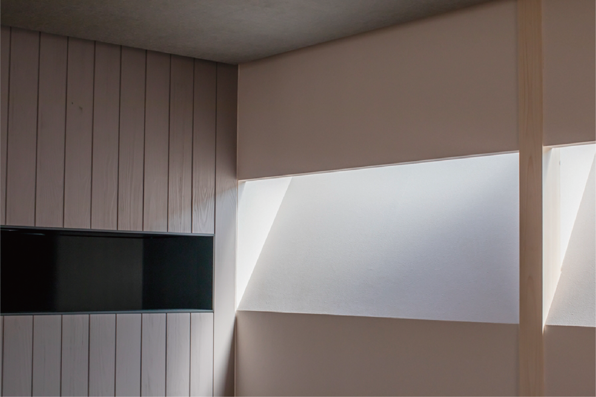 スカイサイドライトからの陽光と杉のうづくり羽目板