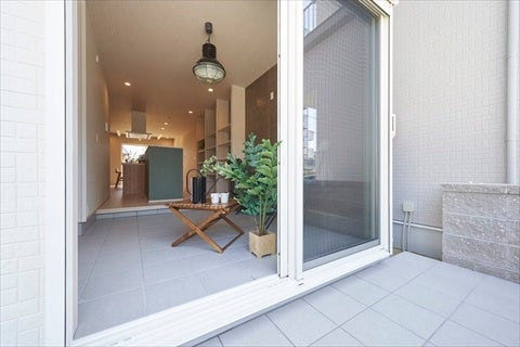 テラスからのぞむ土間コーナー