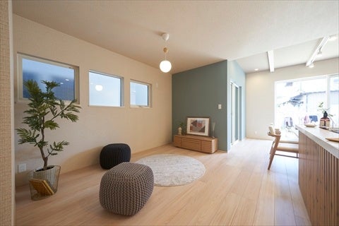 家事コーナーからのぞむリビング