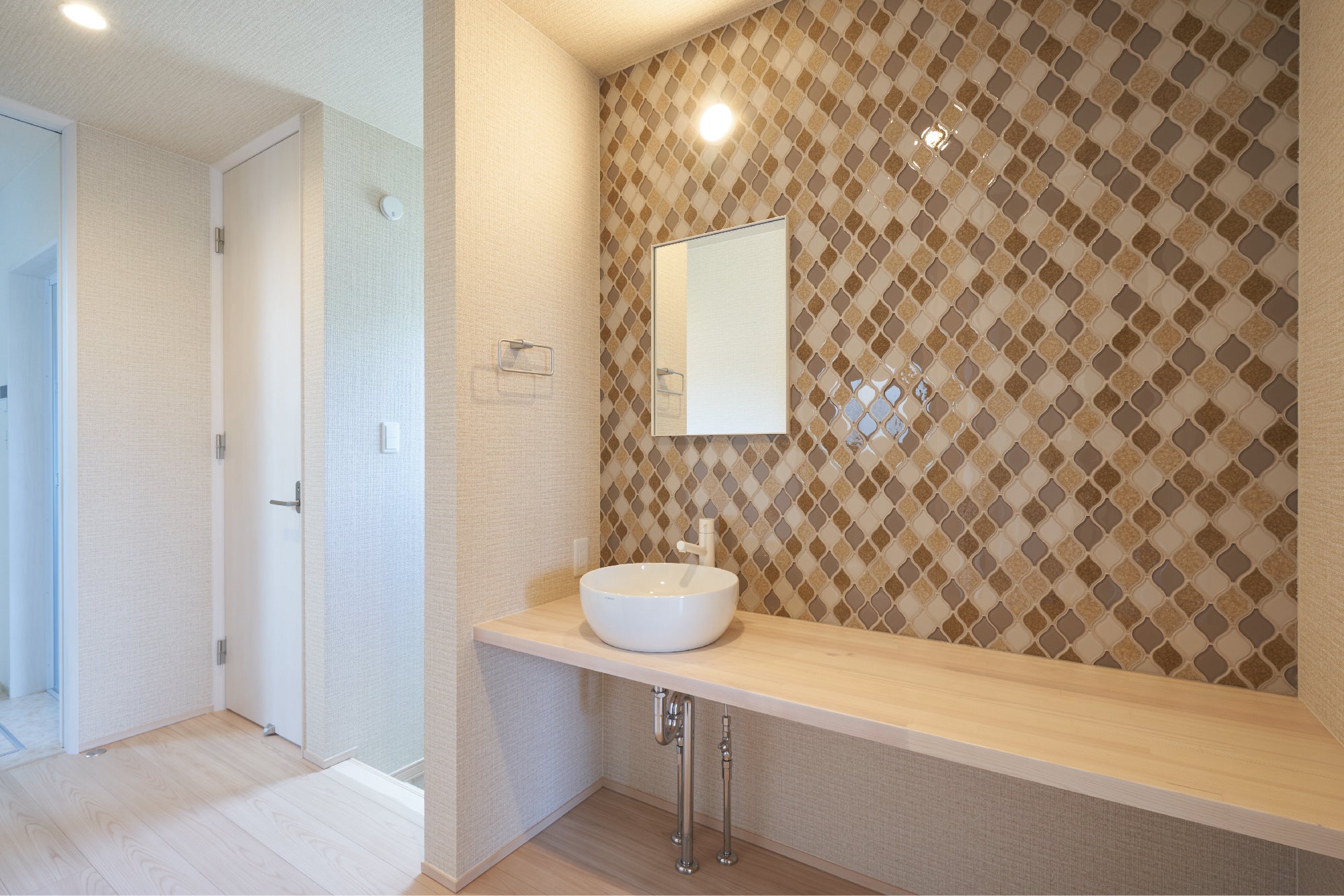 4 手洗いコーナーのタイルはインテリアのアクセントにも