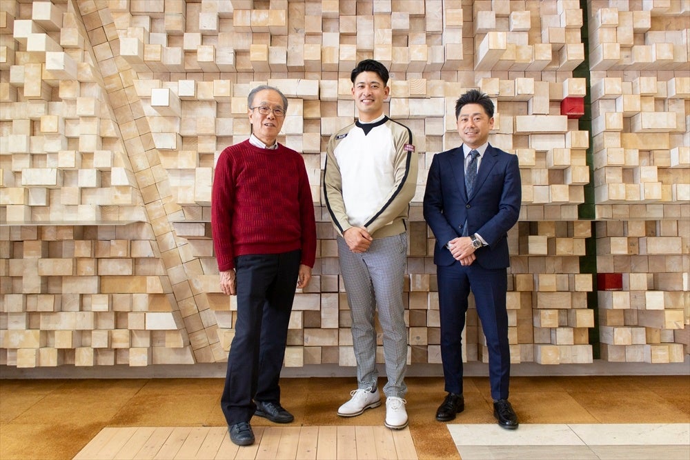 （左から）代表取締役会長 前田和彦、池上憲士郎選手、代表取締役社長 林知秀