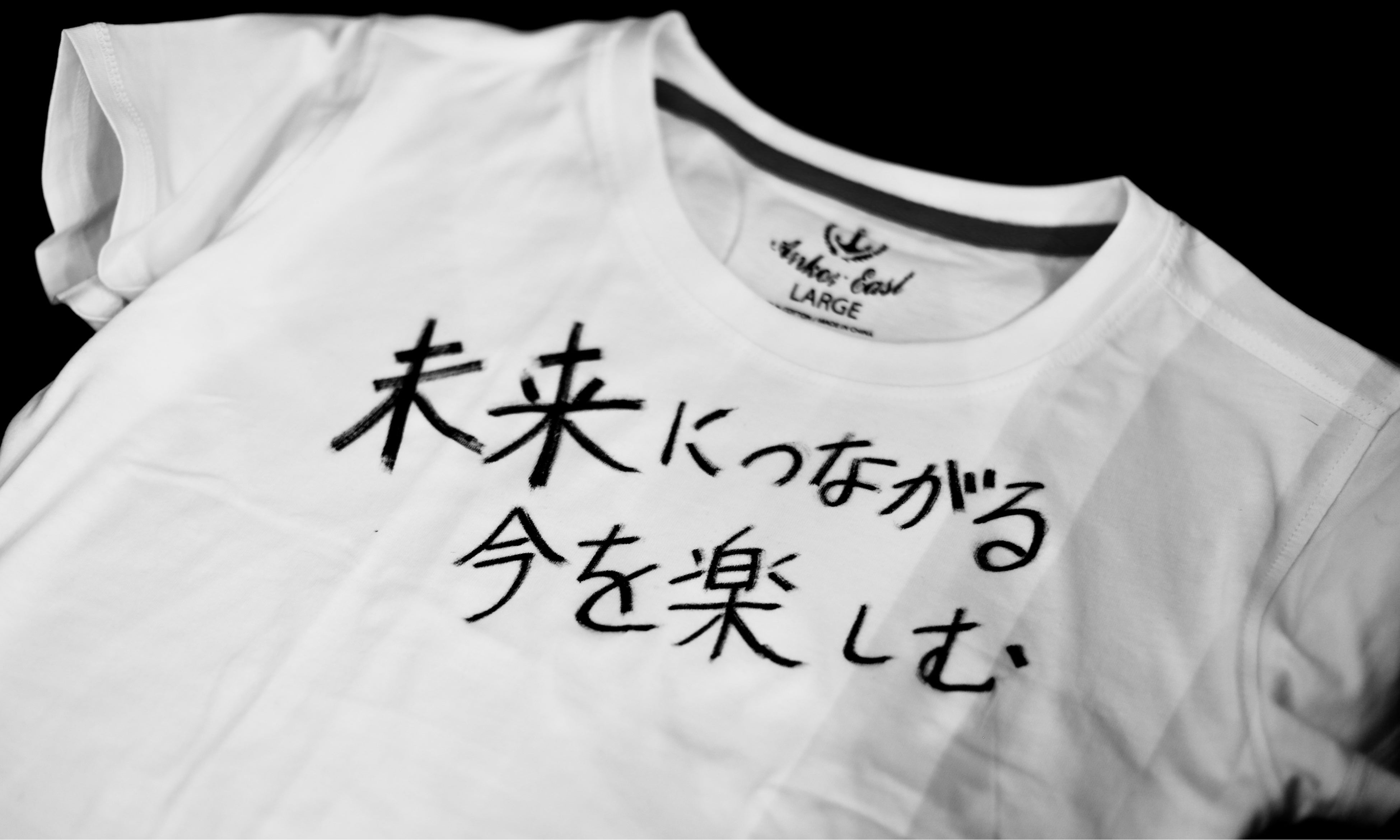 生まれ出たキーワードをTシャツに記す