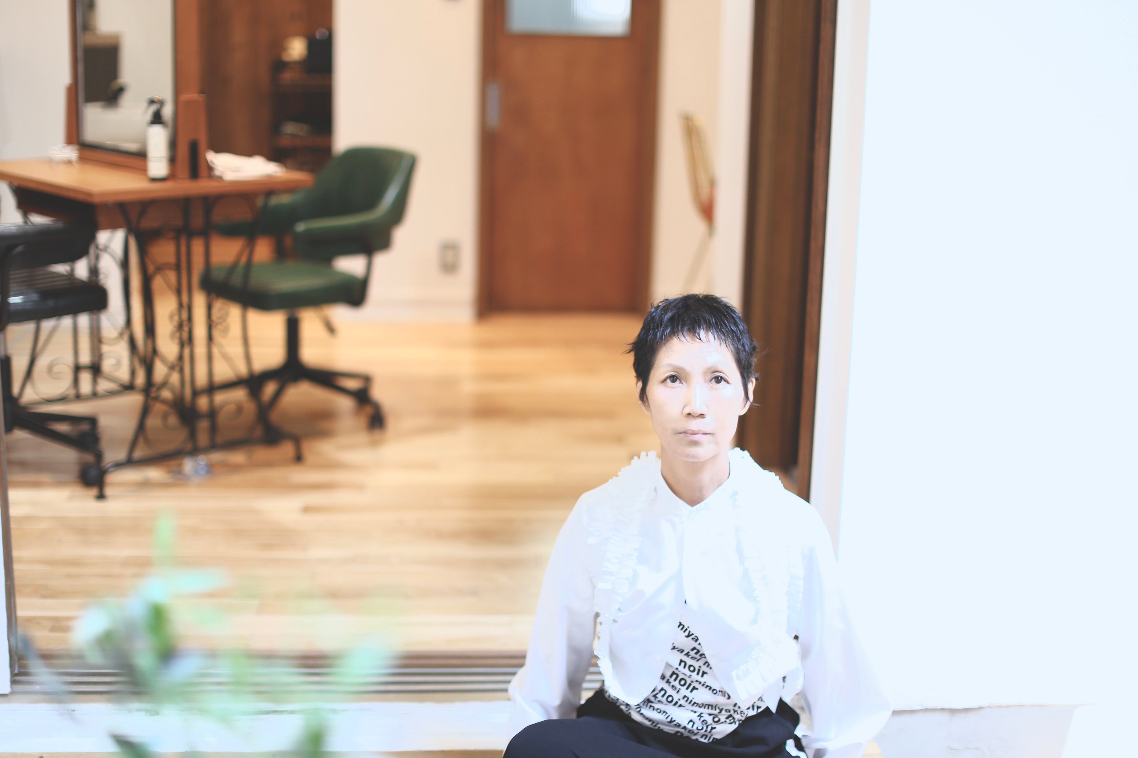 癌闘病生活18年の鐡美也子さん　ヘアカットと、コム デギャルソンの衣装に着替え、身も心も生まれ変わる