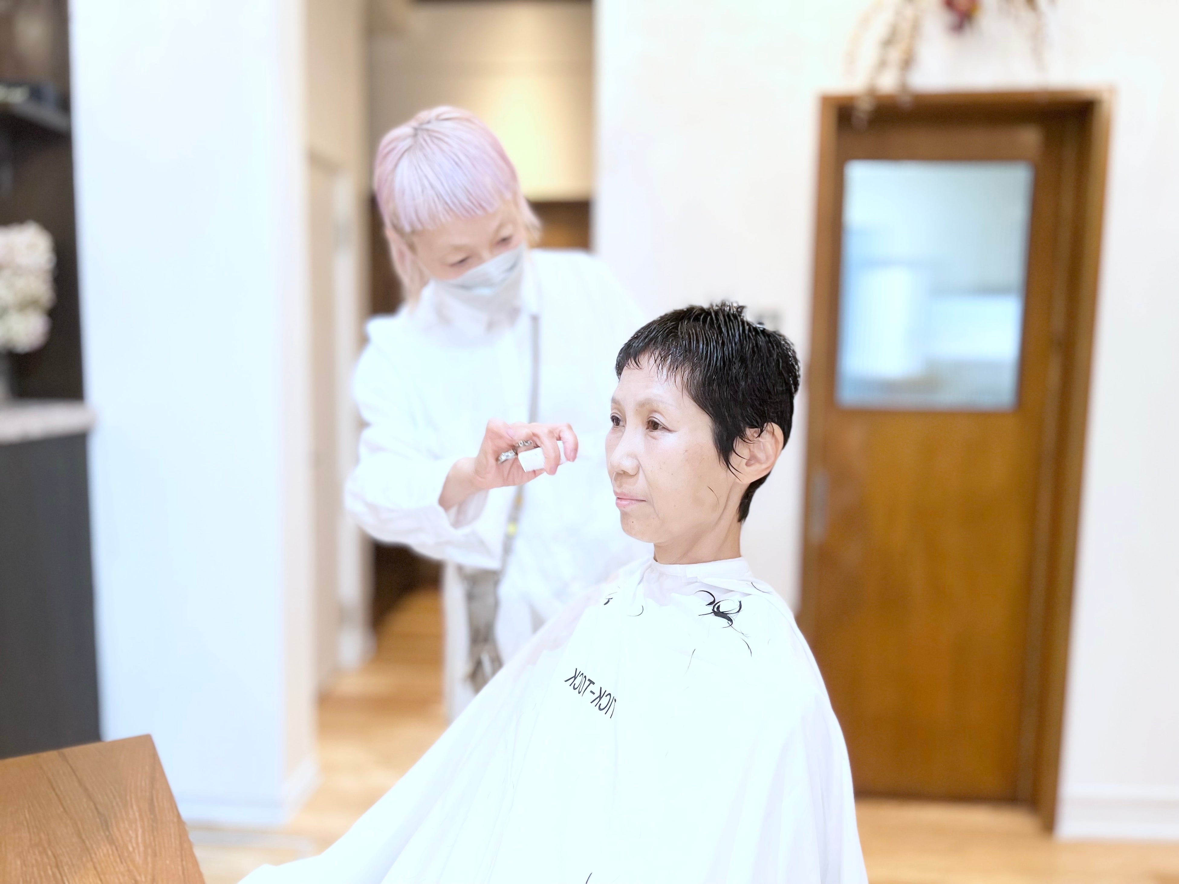 白い服でヘアカット中
