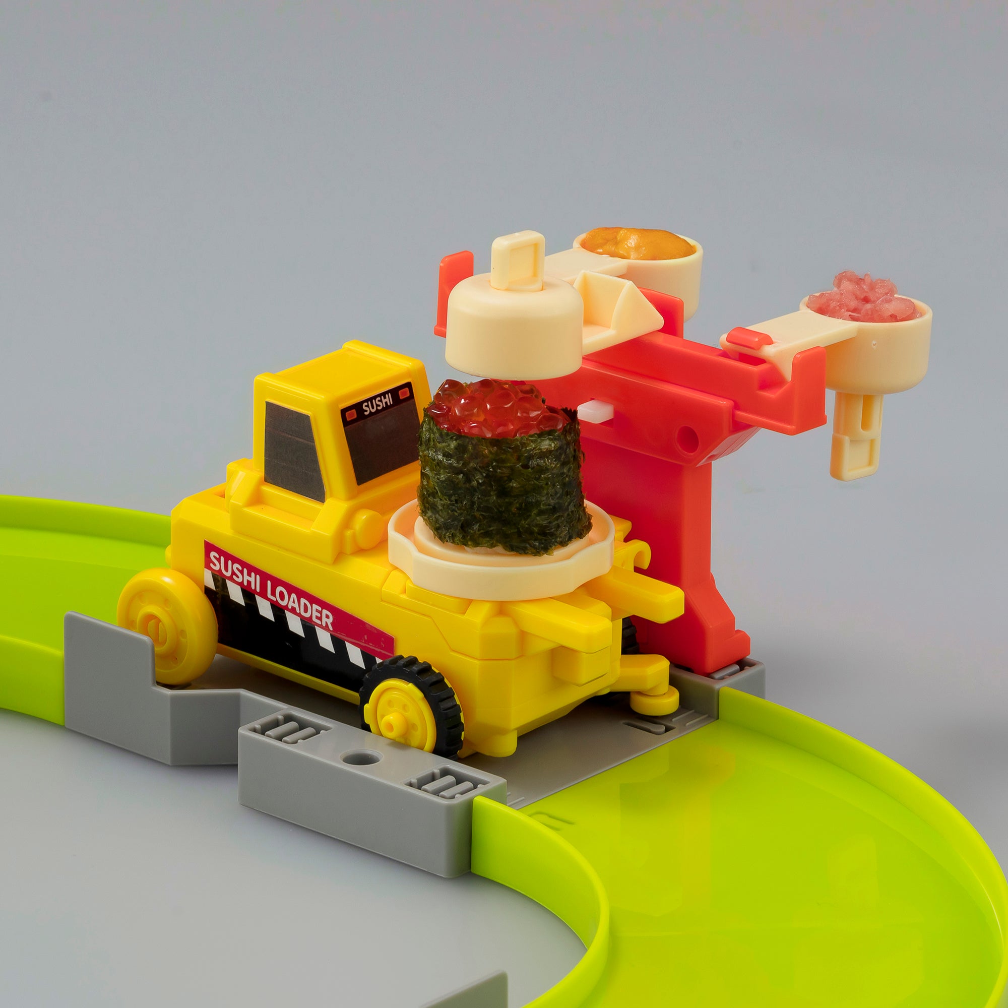 海苔がまかれたのりまきが「ネタドロップ」に到着すると、自動でネタがポンっと乗せられます。