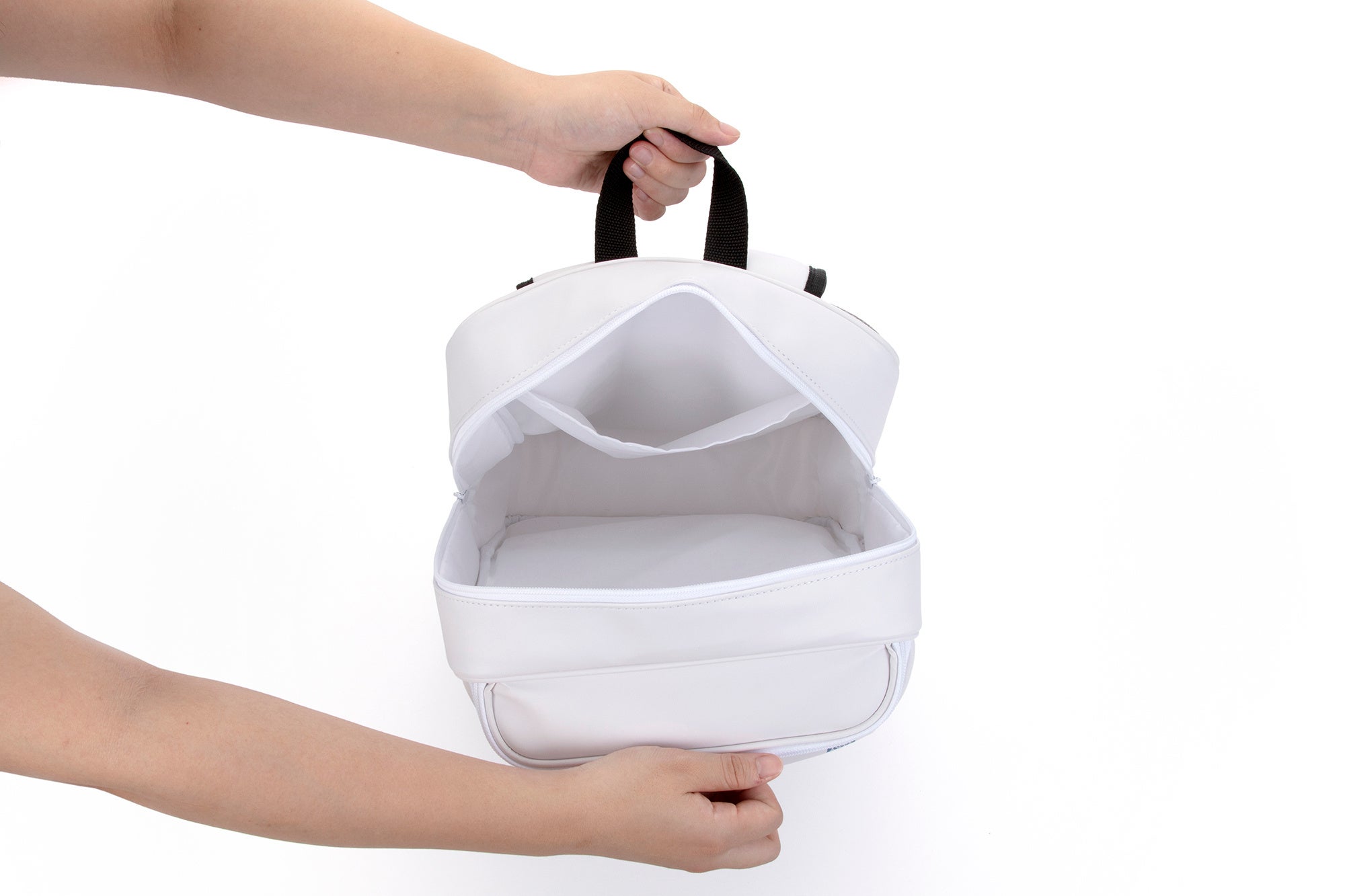 メイン収納は大きく開閉し、A４書類がそのまま入れられるサイズとなっています。内ポケットと小物入れ用の仕切りポケットも備えているので荷物を出し入れしやすく、すっきりと整頓可能です。