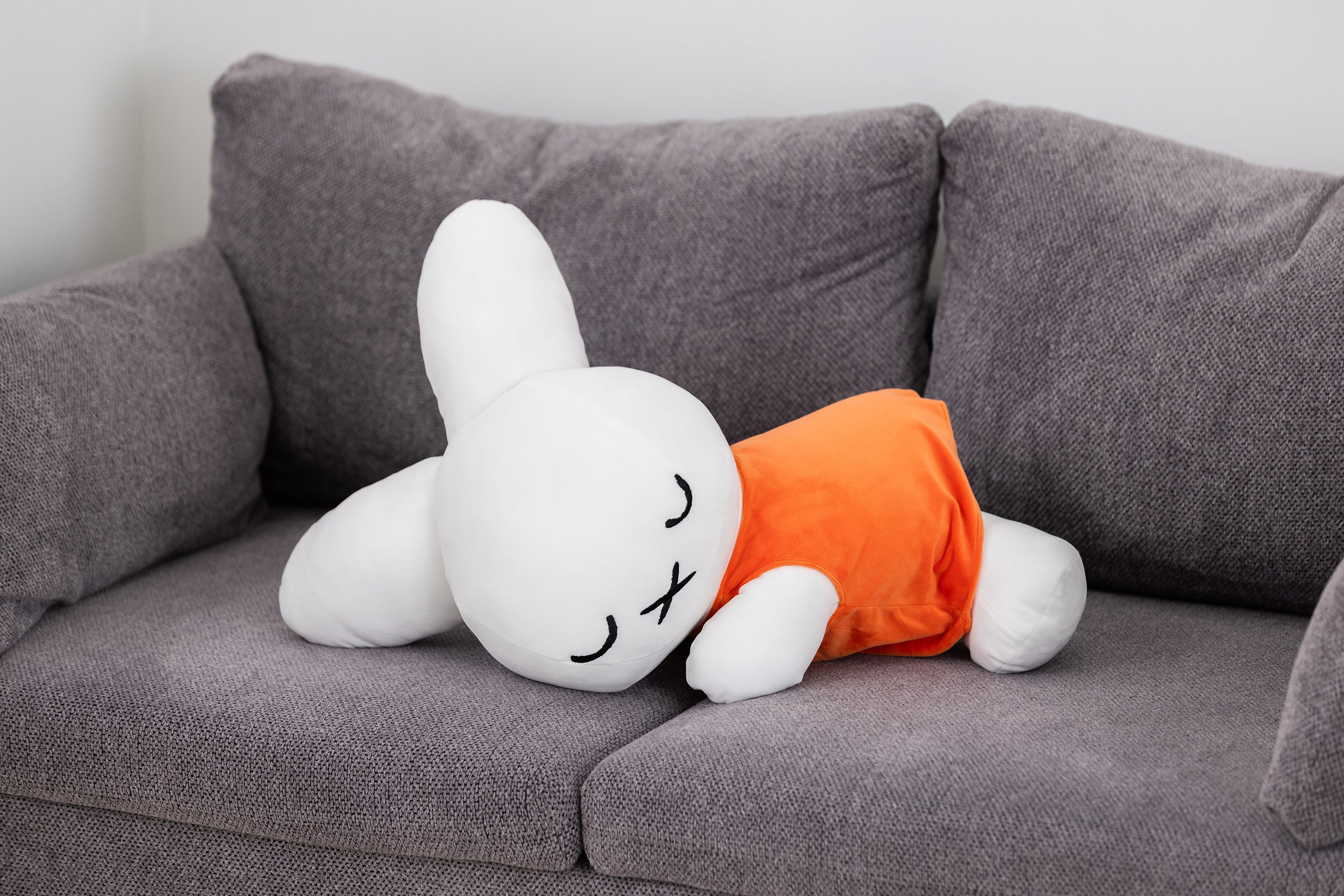 ミッフィーの寝姿が、抱き心地もボリュームも満点のぬいぐるみになって