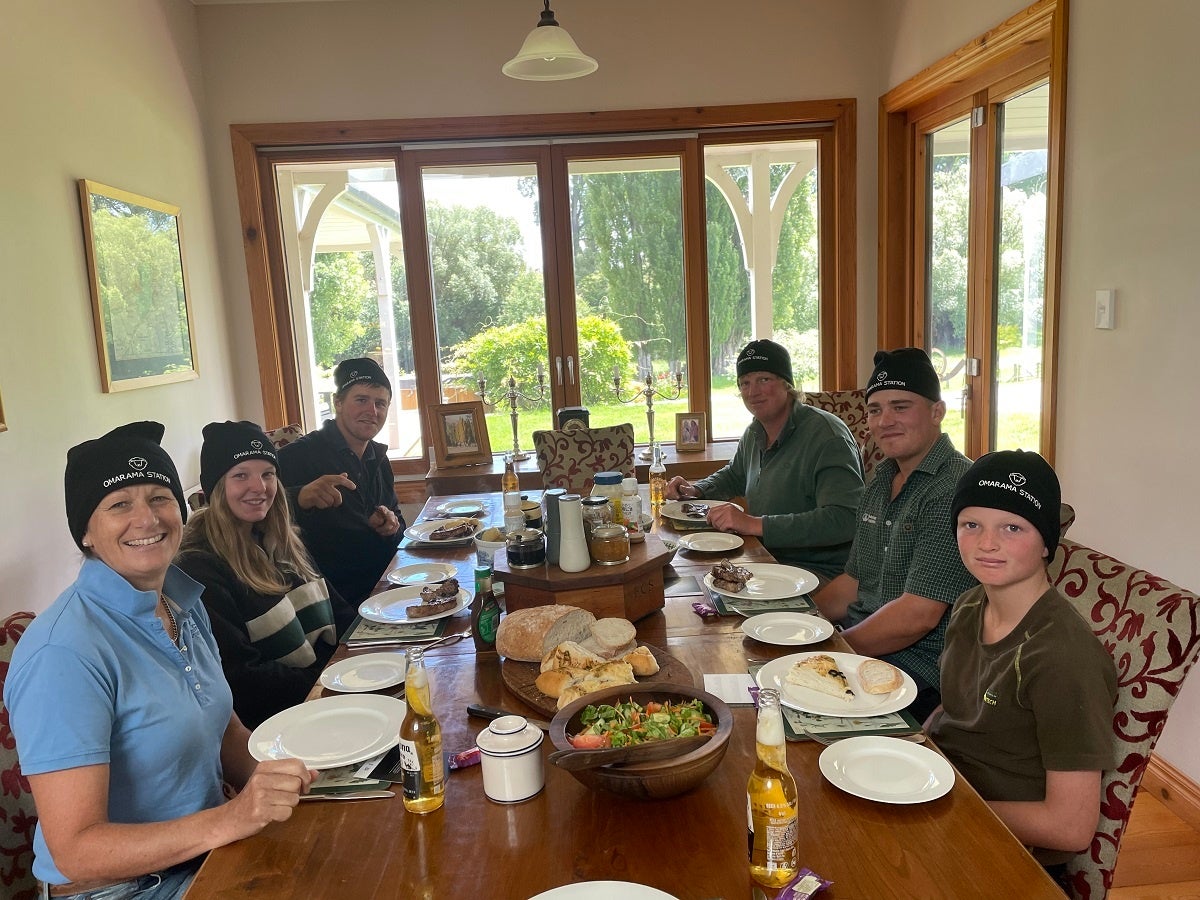 チャリティーニット帽をかぶる牧場主たち