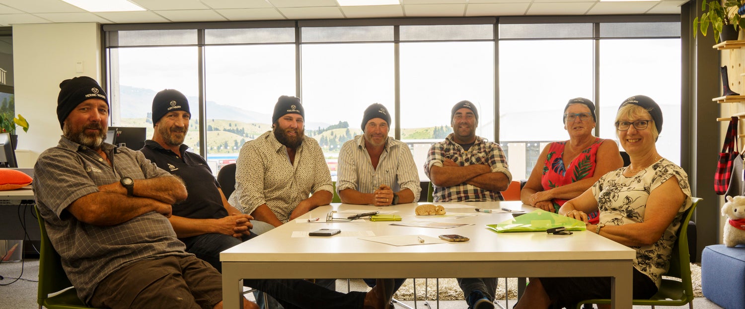 チャリティーニット帽をかぶる牧場主たち