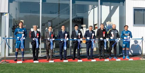 関係者によるテープカット及び 記念品贈呈の様子