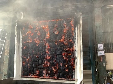 【木板仕様】  屋外側から30分加熱した後の様子 ウッドファイバー™は脱落せず、 燃え止まった