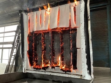 【窯業系サイディング仕様】  屋内側から45分加熱した後の様子 一部ウッドファイバー™が脱落したが、 サイディングで燃え止まった